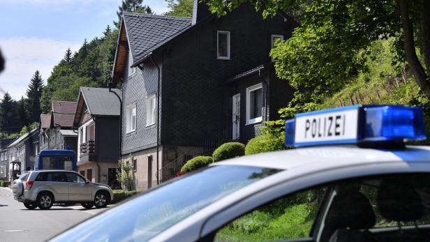 Polizeiauto vor dem Haus in Altenfeld, in dem sich das Familiendrama ereignete.