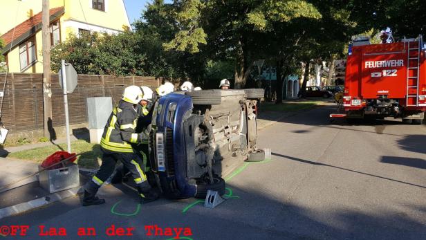 Die Feuerwehr Laa an der Thaya barg das umgestürzte Fahrzeug