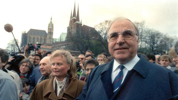 Helmut Kohl zusammen mit seiner Frau Hannelore (links) nach den Wahlen 1990