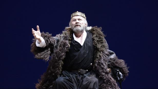 Klaus Maria Brandauer spielt den König Lear mit dem Ernst eines Hochamts, als gelte es, einen kostbaren Diamanten zu schleifen. Doch der Schleifvorgang hat  auch Längen