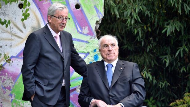Juncker und Kohl 2014 vor einem Originalstück der Berliner Mauer