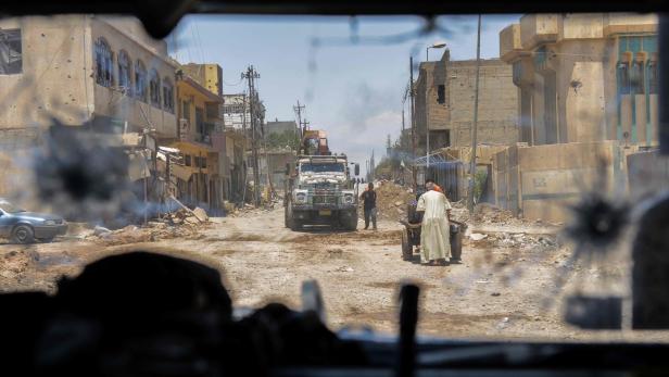 Irakische Militärs fahren in Richtung Altstadt Mossuls