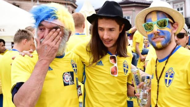 Schweden-Fans dankten Obdachlosem mit Leiberl und Schuhen