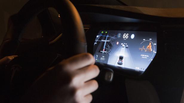 Rundfahrt mit dem Tesla-Model X, das bereits über einen Autopiloten verfügt.