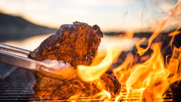 Ein Stück Fleisch im brennenden Feuer