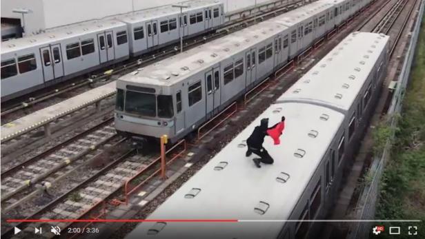 Das Video zeigt, wie der vermummte Mann auf dem Dach der U-Bahn mitfährt