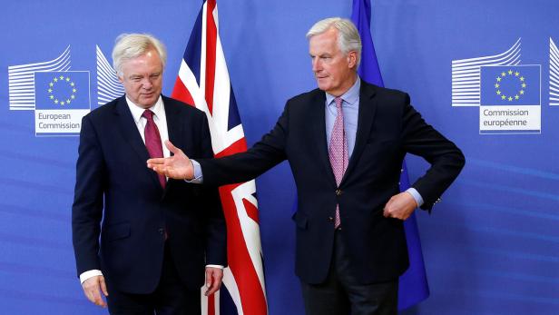 EU Chefverhandler Michael Barnier (r.) heißt sein britisches Gegenüber David Davis (l.) willkommen.