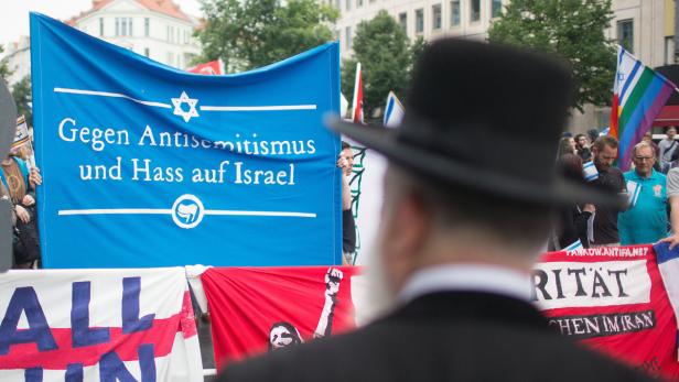 Auf einer Demo &quot;Gegen Antisemitismus und Hass auf Israel&quot; (2014)