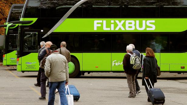 Passagiere auf dem Weg zu den Flixbussen