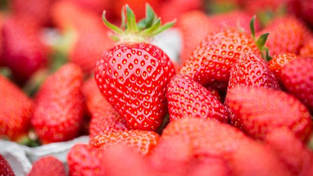 ERDBEEREN Da Erdbeeren nur zwei bis drei Tage im Kühlschrank halten, sind sie Kandidaten zum Einfrieren. Damit sie die Form behalten, müssen sie auf einem Tablett platziert und kurz angefroren werden, danach können Sie in ein Sackerl gegeben werden.