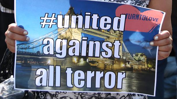 Schulterschluss nach dem Anschlag von London – ein rechtsextremer Brite war in eine Menschenmenge gerast, um Muslime zu töten .