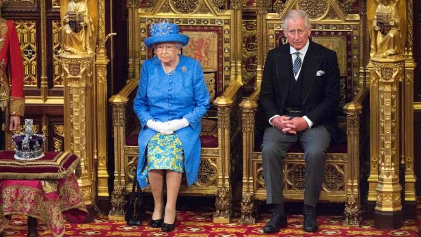 Die 91-Jährige wurde von ihrem Sohn Prinz Charles begleitet.