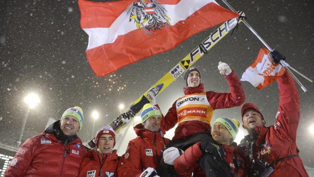 epa03620817 Gregor Schlierenzauer (up) of Austria celebrates with his teammates after the Large Hill Individual HS 127 competition of the Ski Jumping World Cup in Kuopio, Finland, 12 March 2013. Schlierenzauer won his second overall World Cup title. EPA/KIMMO BRANDT FINLAND OUT