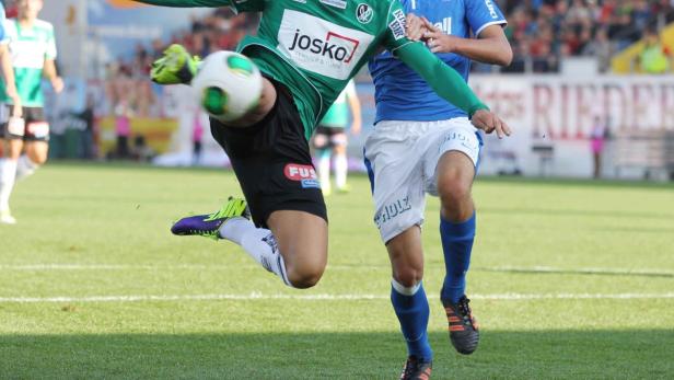 Ein Fußballspieler schießt den Ball während eines Spiels.