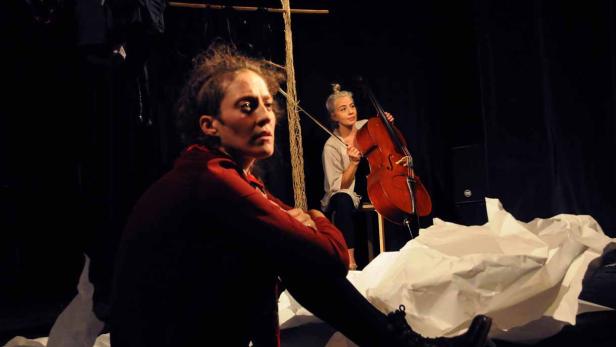 Stark präsente Schauspielerin (Sophie Ammann) und Cellistin (Rachel Maio) in &quot;Netze&quot; von Zenobia Theater (Berlin)