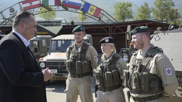 Verteidigungsminister Hans Peter Doskozil (SPÖ) besucht österreichische Soldaten im Kosovo.