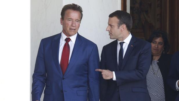 Schwarzenegger und Macron vor dem Elyseée-Palast