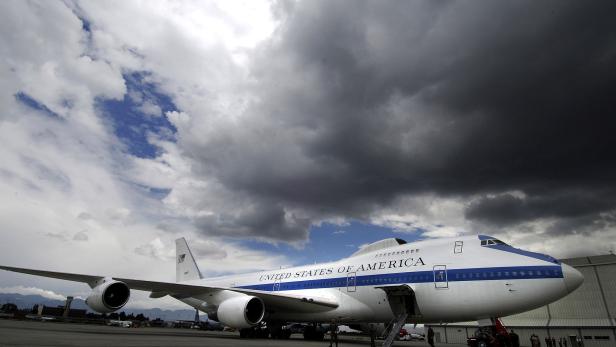 Ein Flugzeug der „United States of America“ steht auf einem Flugfeld unter bewölktem Himmel.