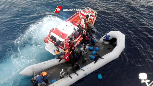 Viele Rettungseinsätze erfolgen durch die italienische Küstenwache selbst, noch mehr durch andere Schiffe, die von ihr zu den Orten, woher der Hilferuf kommt, geschickt werden.
