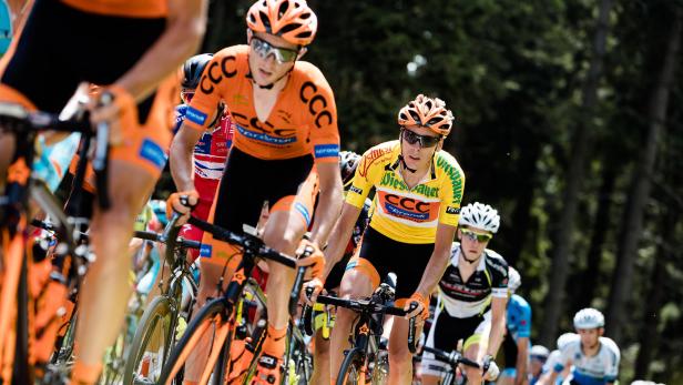 Eine Gruppe Radfahrer während eines Rennens, einige tragen Trikots des Teams CCC.