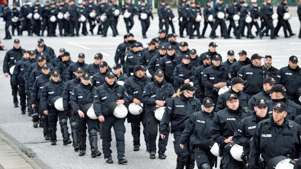 Verstärkte Polizeipräsenz in Hamburg. Diese Polizisten sicherten am Freitag ein temporäres Gefängnis gegen Demonstranten.