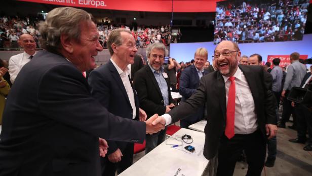 Freude bei den alten und neuen SPD-Chefs Schröder, Müntefering und Schulz, doch die Lage ist düster