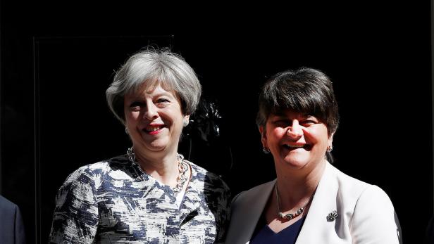 Theresa May und Leader Arlene Foster von der DUP