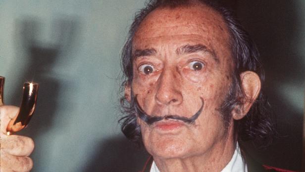 Salvador Dalí mit aufgerissenen Augen und seinem charakteristischen Schnurrbart.