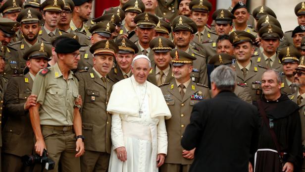 Papst Franziskus mit italienischen Soldaten bei der Generalaudienz am Petersplatz.