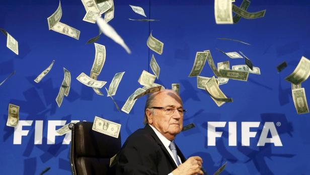 FIFA-Präsident Sepp Blatter im Geldregen.