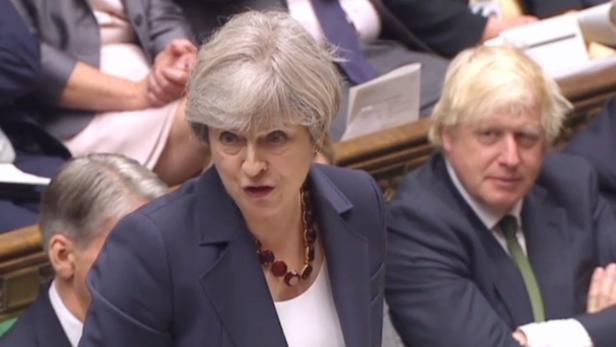 Theresa May, im Hintergrund Außenminister Boris Johnson