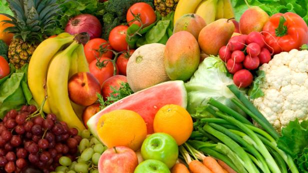 Eine vielfältige Auswahl an frischem Obst und Gemüse, darunter Bananen, Tomaten, Salat und mehr.