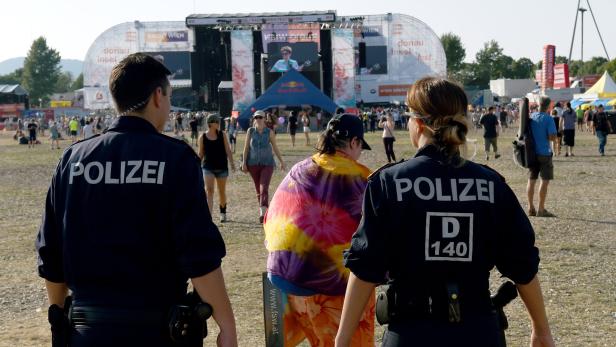 Polizeibeamte auf Patrouille am Donauinselfest