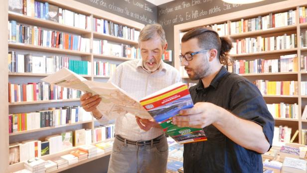 Seeseiten: Buchhändler Johannes Kößler zeigt dem evangelischen Superintendenten den Standort