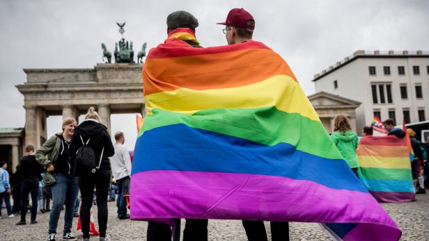 Mit einer historischen Entscheidung stimmte der Bundestag zu einer &quot;Ehe für alle&quot;.