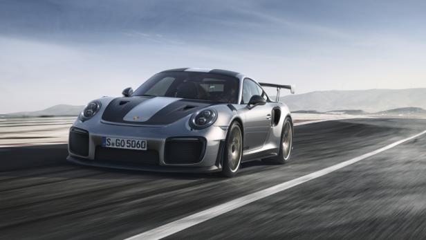 Ein silberner Porsche 911 GT2 RS fährt auf einer Rennstrecke.