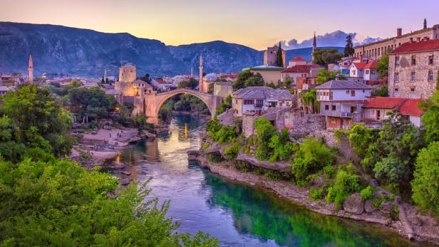 Die Brücke von Mostar: Sie überspannt den Fluss Neretva.