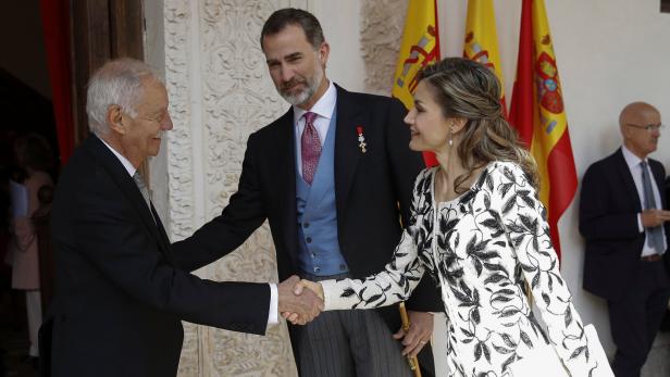 Eduardo Mendoza (l.) und die spanische Königsfamilie