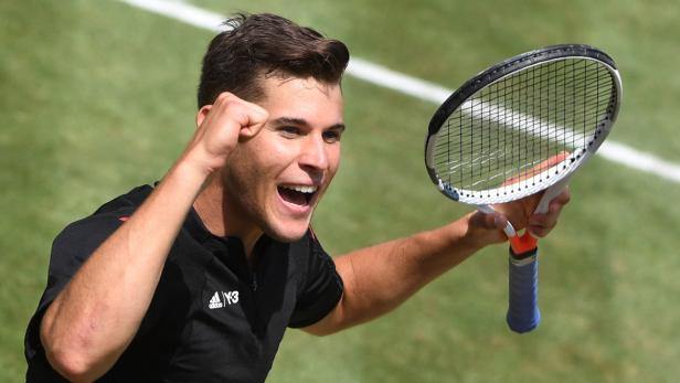 Dominic Thiem jubelt mit erhobener Faust und Tennisschläger über einen Sieg.
