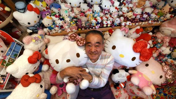 Masao Gunji in mitten seiner &quot;Hello-Kitty&quot;-Sammlung