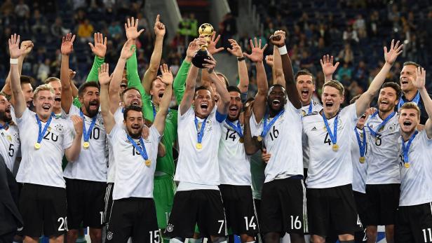 Die deutsche Erfolgstruppe jubelt über den Confed-Cup-Titel.