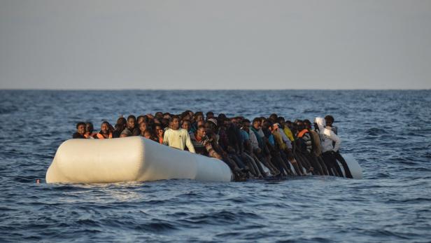 Ein Flüchtlingsboot im Mittelmeer