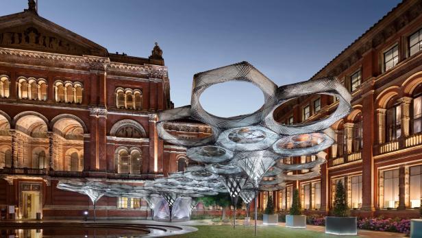 Der „Elytra Filament Pavilion“ ist ein experimentelles Bauwerk im Hof des Victoria &amp; Albert Museum in London