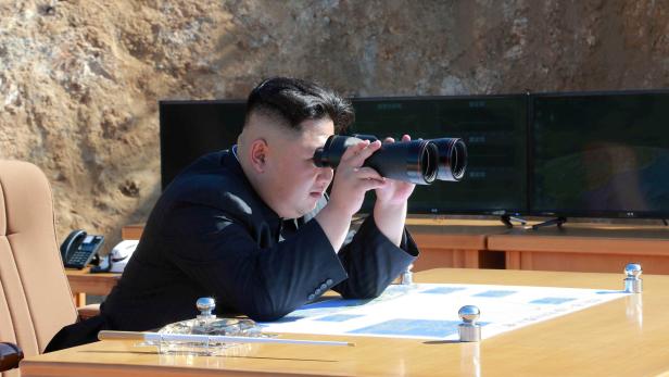 Kim Jong Un schaut seiner Rakete zu, der Rest der Welt blickt auf Nordkorea.