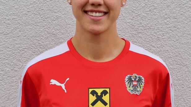 Manuela Zinsberger (21 Jahre) Torfrau/Bayern München Die 1,78 Meter große Niederösterreicherin begann ihre Karriere in Leitzersdorf bei Stockerau. Sie war ab 2011 im Nationalen Zentrum, spielte für Neulengbach und ging 2014 zu Bayern München. Sie hat die Ausbildung zur Bürokauffrau gemacht.Fussball Frauen Nationalteam