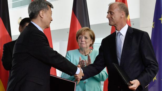 Angela Merkel und Airbus-CEO Tom Enders (re) beim Vertragsabschluss.