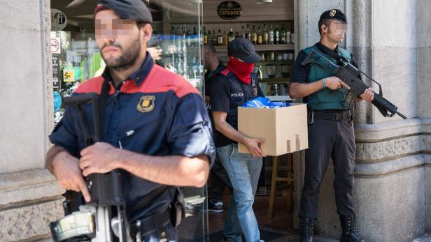 Sicherheitskräfte vor einem Restaurant in Barcelona während der Razzia.