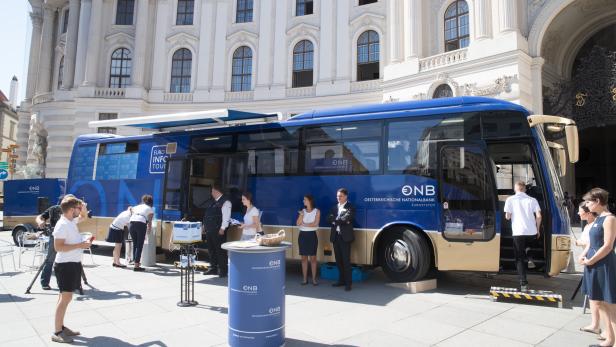Der blaue Euro-Bus beginnt seine allährliche Tauschtour am Michaelerplatz in Wien