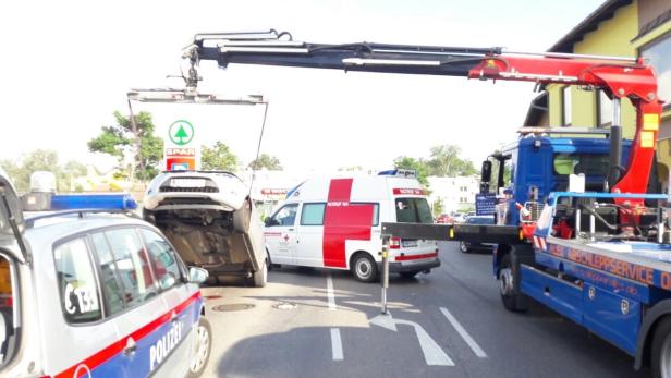 Horror-Unfall mitten in Ebenfurth: Opa und Enkel wurden am Gehsteig von einem Auto erfasst.