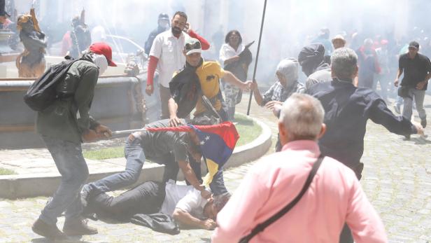 Caracas: Beim Parlament kam es zu Schlägereien.